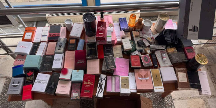 Vameșii de la Leușeni descoperă parfumuri de contrabandă într-un microbuz din Germania