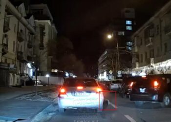 Accident în trafic: Un bărbat beat căzut pe drum, transportat la spital după ce a fost lovit