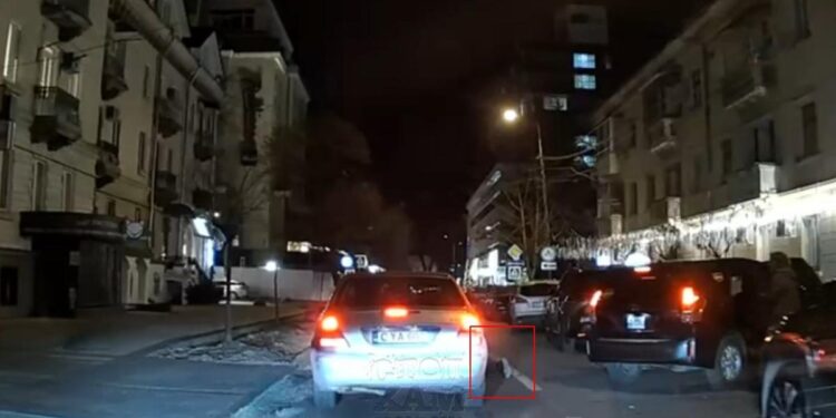 Accident în trafic: Un bărbat beat căzut pe drum, transportat la spital după ce a fost lovit