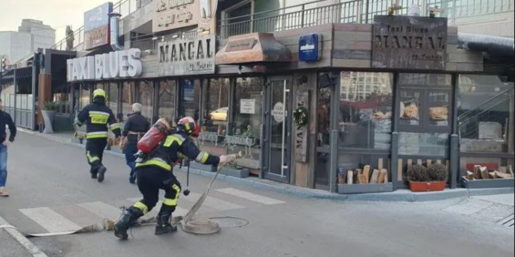 Un restaurant din capitală a luat foc, în această după-amiază: Au intervenit pompierii