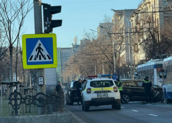 Atenție, călători: Un accident a blocat circulația pe str. Grigore Vieru. Unele rute de troleibuz, redirecționate, iar altele – staționează