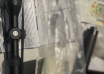 Un cetățean libanez a înercat să intre în Moldova cu 6 amortizoare pentru arme și un dispozitiv optic: Bărbatul, reținut de procurori