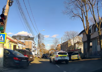 „S-a rătăcit?”: Momentul în care un șofer merge cu mașina pe contrasens, pe strada Armenească și dă nas în nas cu poliția