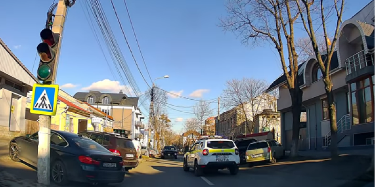 „S-a rătăcit?”: Momentul în care un șofer merge cu mașina pe contrasens, pe strada Armenească și dă nas în nas cu poliția