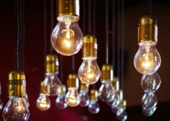 Pentru luni, 6 ianuarie, Energocom anticipează un concum cu 14 % mai mare de energie electrică decât în ziua de duminică