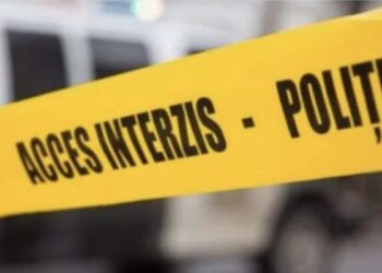 Un tânăr și-a pierdut viața după o cădere de la etajul superior al unui bloc de locuințe