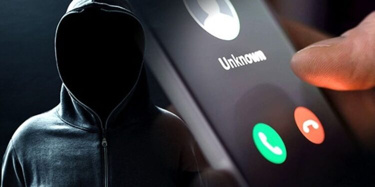 Escrocherie pe Facebook și WhatsApp: Un deținut și iubita sa, condamnați