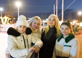 „Plimbare de seară prin OrheiLand: bucuria zâmbetelor copiilor și magia sărbătorilor de iarnă”