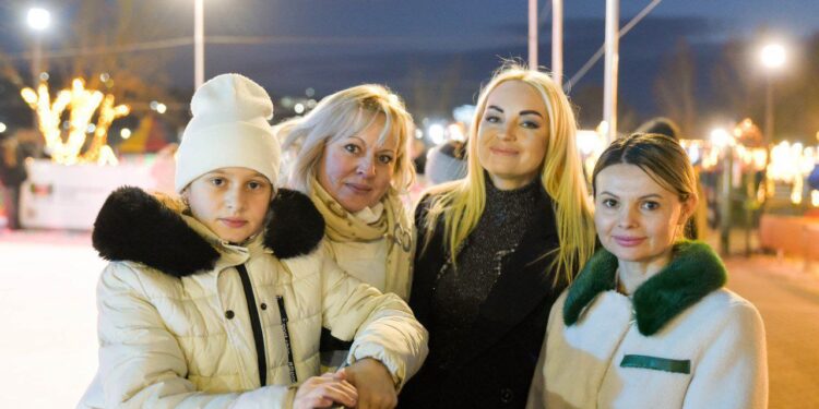 „Plimbare de seară prin OrheiLand: bucuria zâmbetelor copiilor și magia sărbătorilor de iarnă”