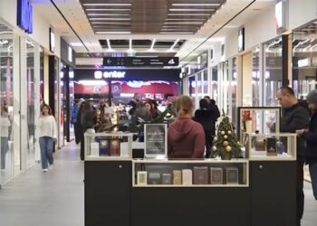 Cum centrele comerciale nu respectă apelul autorităților la economisire: Iluminat decorativ și scări rulante aprinse