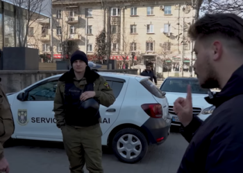 „- Îți pare că ești de la MAI? – Pietonează mai departe!” Scandal pe un trotuar blocat de mașini, între un activist și doi agenți de pază