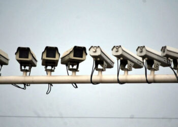 Camerele de trafic vor detecta acum folosirea telefonului și necuplarea centurii de siguranță