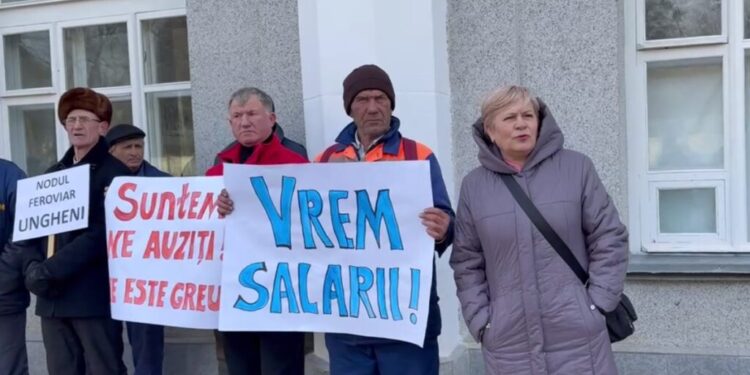„Nu cerem ajutor, vrem salariile noastre!” Feroviarii au ieșit la proteste și sunt revoltați de lipsa de soluții și indiferența autorităților | VIDEO