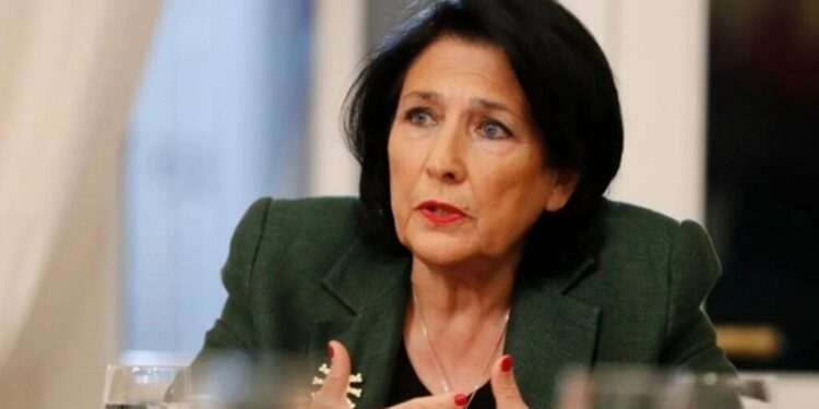 Fosta președintă a Georgiei, Salome Zourabichvili, a fost lovită cu ouă la Aeroportul Internațional din Tbilisi