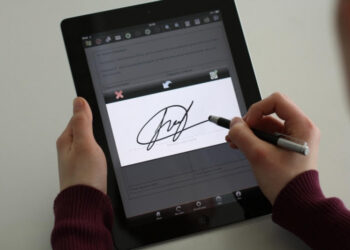 Absolvenți din 11 licee au obținut gratuit semnătura electronică