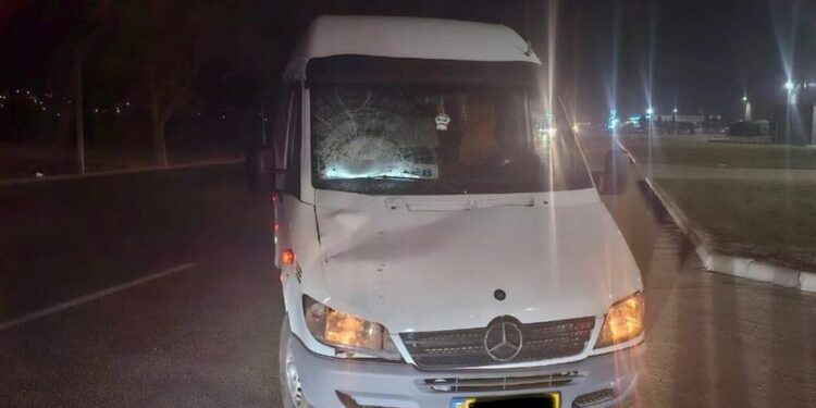 Accident grav în Sîngera: Un bărbat a fost lovit de un microbuz