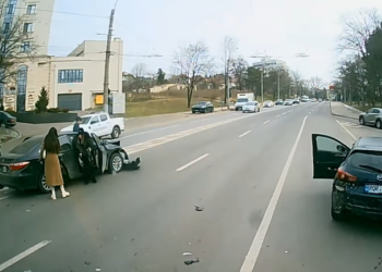 Manevră periculoasă în Chișinău: Un șofer tânăr cu patru fete a accidentat un alt automobil