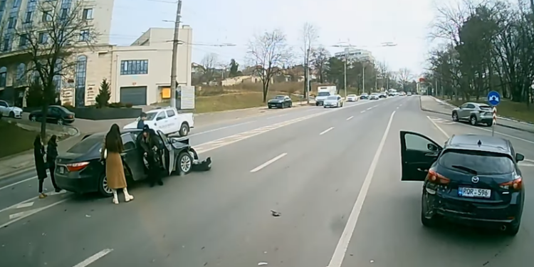 Manevră periculoasă în Chișinău: Un șofer tânăr cu patru fete a accidentat un alt automobil