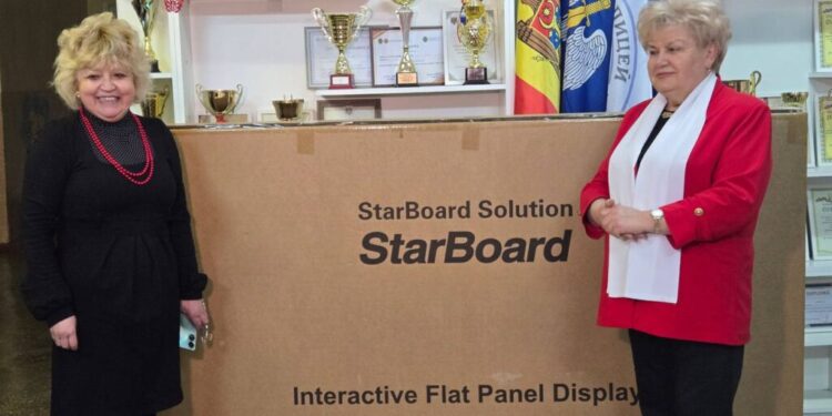 Cadou prețios pentru liceul rus „Lev Tolstoi” din Glodeni: elevii au primit în dar o tablă interactivă