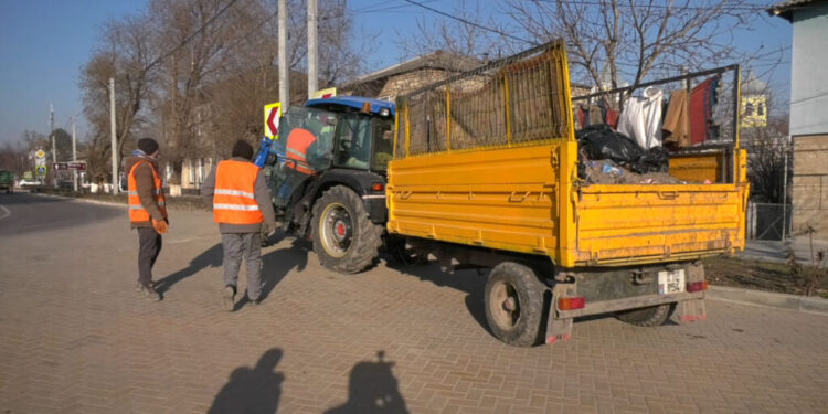 Orașul Căușeni riscă să fie inundat de gunoaie, iar muncitorii de la salubritate nu primesc salarii. Care este cauza? |VIDEO