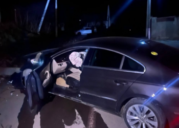 A intrat cu Volkswagenul într-un gard, la Sîngerei, apoi a dat bir cu fugiții: Poliția caută șoferul