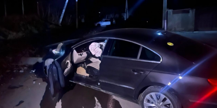 A intrat cu Volkswagenul într-un gard, la Sîngerei, apoi a dat bir cu fugiții: Poliția caută șoferul