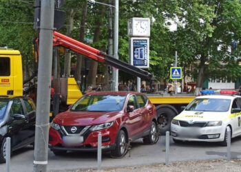 Noi reguli pentru parcările neregulamentare: Mașinile nu vor mai fi ridicate decât în cazuri specifice