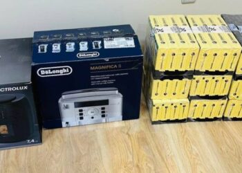 Bunuri de contrabandă descoperite într-un autocar, confiscate de vameși