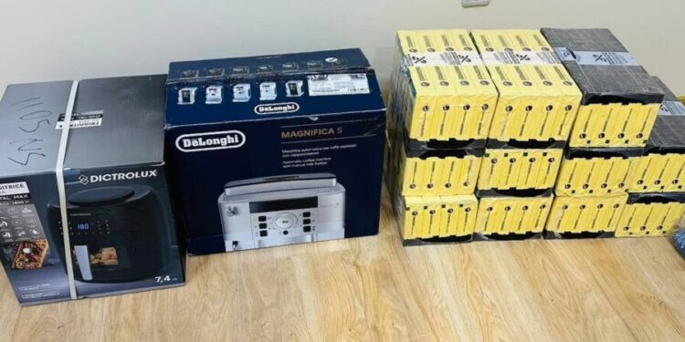 Bunuri de contrabandă descoperite într-un autocar, confiscate de vameși