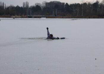 Un bărbat, salvat din apă după ce gheața lacului „La Izvor” s-a spart