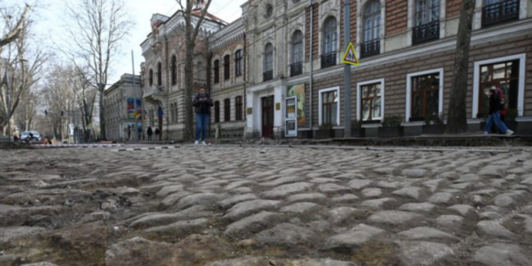 Centrul Chișinăului, transformat în parcare și ruine. Ministerul Culturii dă vina pe Primărie: Ei tărăgănează procesul de reabilitare și manipulează opinia publică