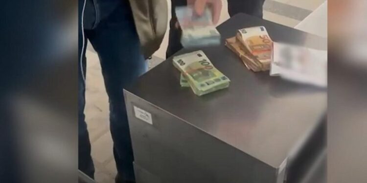 Tentativă de contrabandă cu 69.000 de euro descoperită la vamă