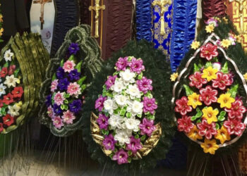 Cimitirele, pline de deșeuri plastice: apel la soluții ecologice pentru produsele funerare