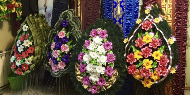 Cimitirele, pline de deșeuri plastice: apel la soluții ecologice pentru produsele funerare