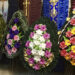 Cimitirele, pline de deșeuri plastice: apel la soluții ecologice pentru produsele funerare