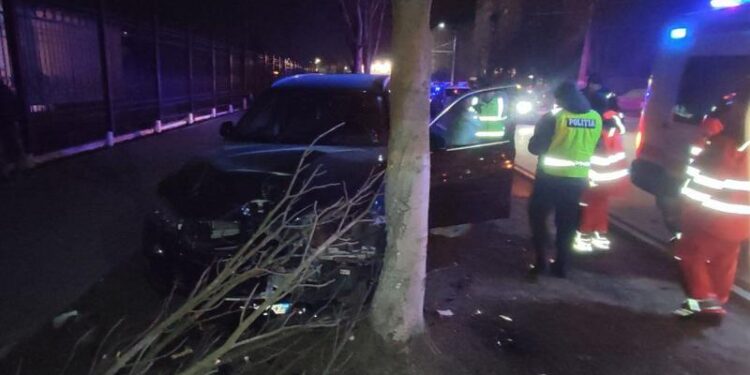 Accident grav la Bălți: O șoferiță beată a lovit un alt autoturism și s-a izbit de un copac