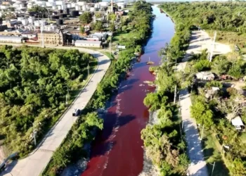 Culoarea roșu-sîngeriu a apei într-un canal dintr-o țară a alarmat oamenii de știință