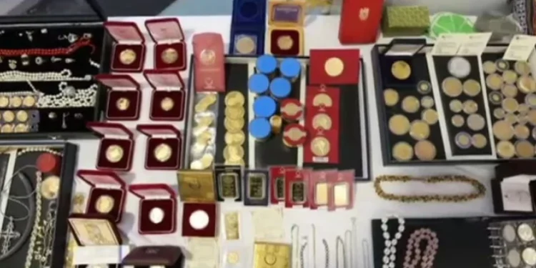 Ghicitoare româncă căutată în Austria, după ce a fost descoperită cu milioane de euro și aur