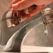 Consumatorii de pe cîteva străzi din capitală, sfătuiți să-și facă rezerve de apă