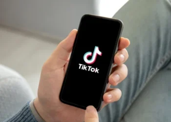 TikTok revine în magazinele de aplicații din SUA după amânarea interdicției