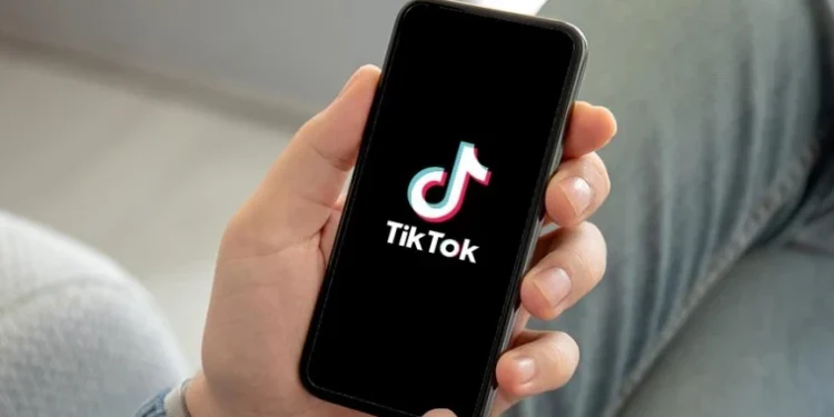 TikTok revine în magazinele de aplicații din SUA după amânarea interdicției