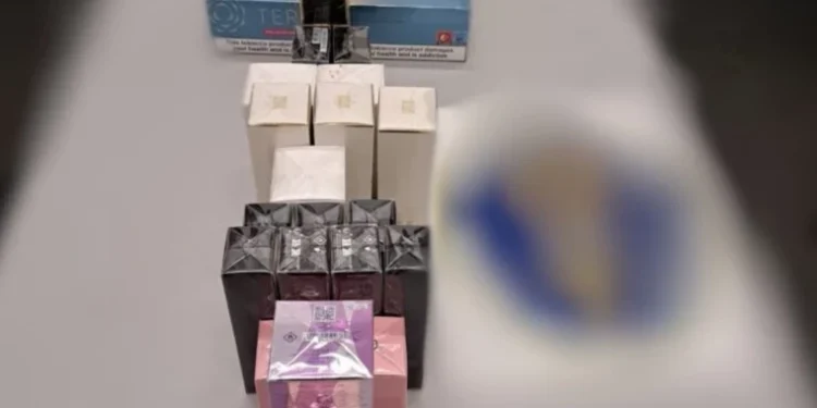 Țigarete și articole de parfumerie, tăinuite printre bagaje la vamă