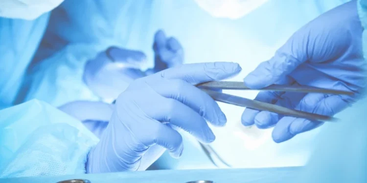 Medicii au replantat patru degete de la mână unui bărbat, care le-a tăiat cu herăstrăul