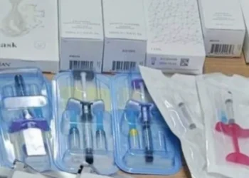 O străină și-a ticsit valiza cu produse cosmetologice nedeclarate