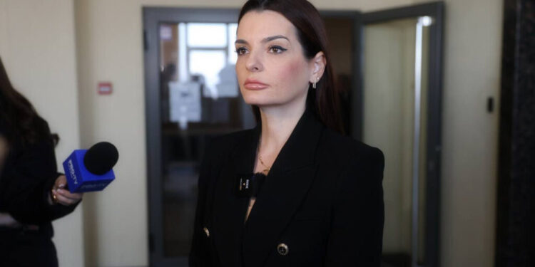 Ședința de judecată în dosarul Evgheniei Guțul și Svetlanei Popan amânată din cauza stării de sănătate a activistei, iar instanța cere aducerea acesteia cu forța |VIDEO
