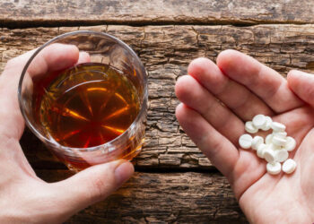 Doi adolescenți, în stare gravă după ce au luat medicamente cu alcool