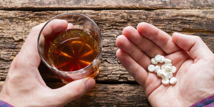 Doi adolescenți, în stare gravă după ce au luat medicamente cu alcool