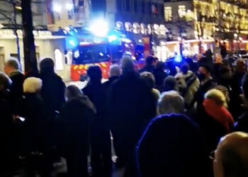 Incendiu într-un teatru parizian, în timpul unui spectacol: 1.500 de oameni au fost evacuați