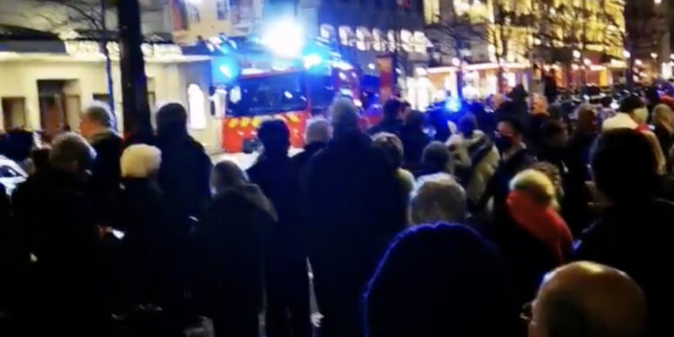 Incendiu într-un teatru parizian, în timpul unui spectacol: 1.500 de oameni au fost evacuați