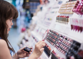 Trenduri alarmante pentru copii pe rețelele sociale. Pericolul din spatele videoclipurilor care promovează produse cosmetice